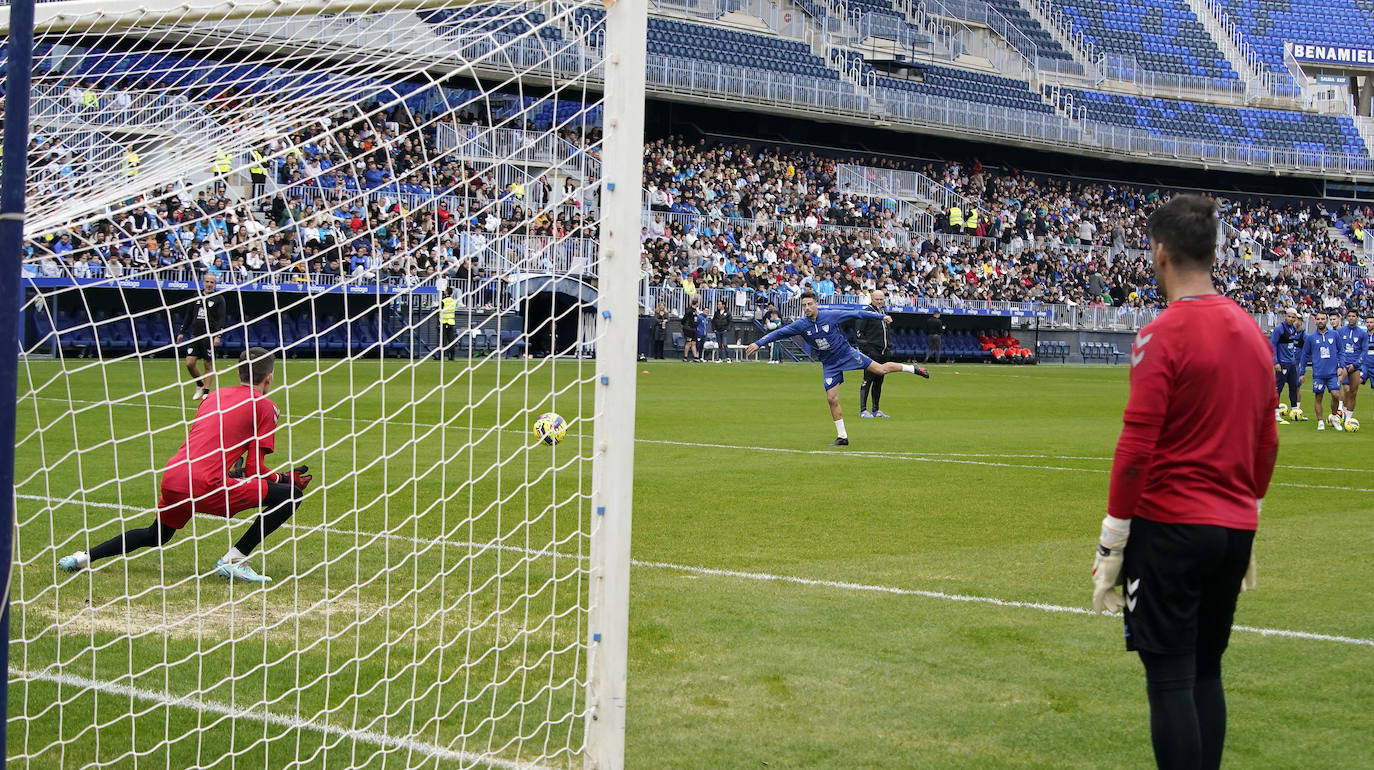 Miles de seguidores, entre ellos muchos niños, acuden en masa a La Rosaleda para ver una sesión de trabajo del equipo blanquiazul en la víspera del Día de Reyes. 