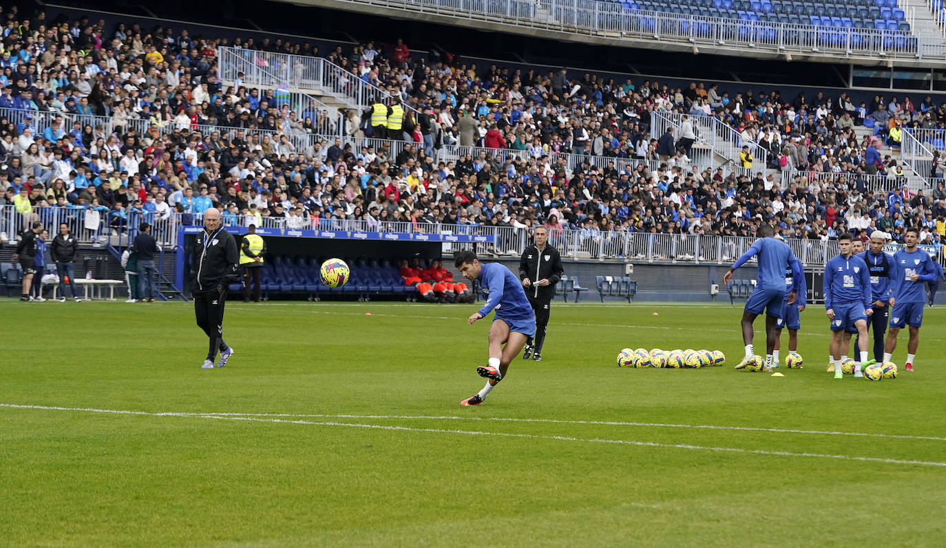 Miles de seguidores, entre ellos muchos niños, acuden en masa a La Rosaleda para ver una sesión de trabajo del equipo blanquiazul en la víspera del Día de Reyes. 