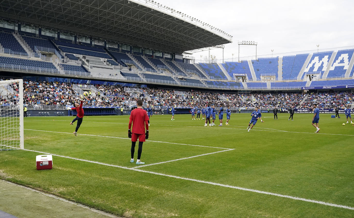 Miles de seguidores, entre ellos muchos niños, acuden en masa a La Rosaleda para ver una sesión de trabajo del equipo blanquiazul en la víspera del Día de Reyes. 