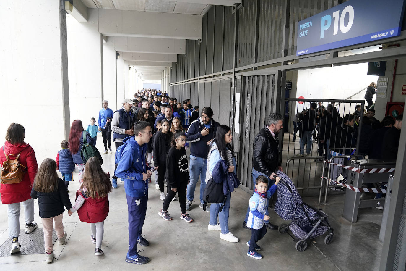 Miles de seguidores, entre ellos muchos niños, acuden en masa a La Rosaleda para ver una sesión de trabajo del equipo blanquiazul en la víspera del Día de Reyes. 