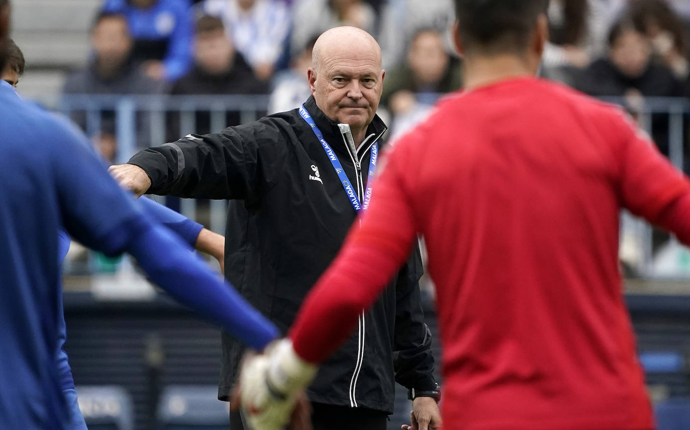 Miles de seguidores, entre ellos muchos niños, acuden en masa a La Rosaleda para ver una sesión de trabajo del equipo blanquiazul en la víspera del Día de Reyes. 