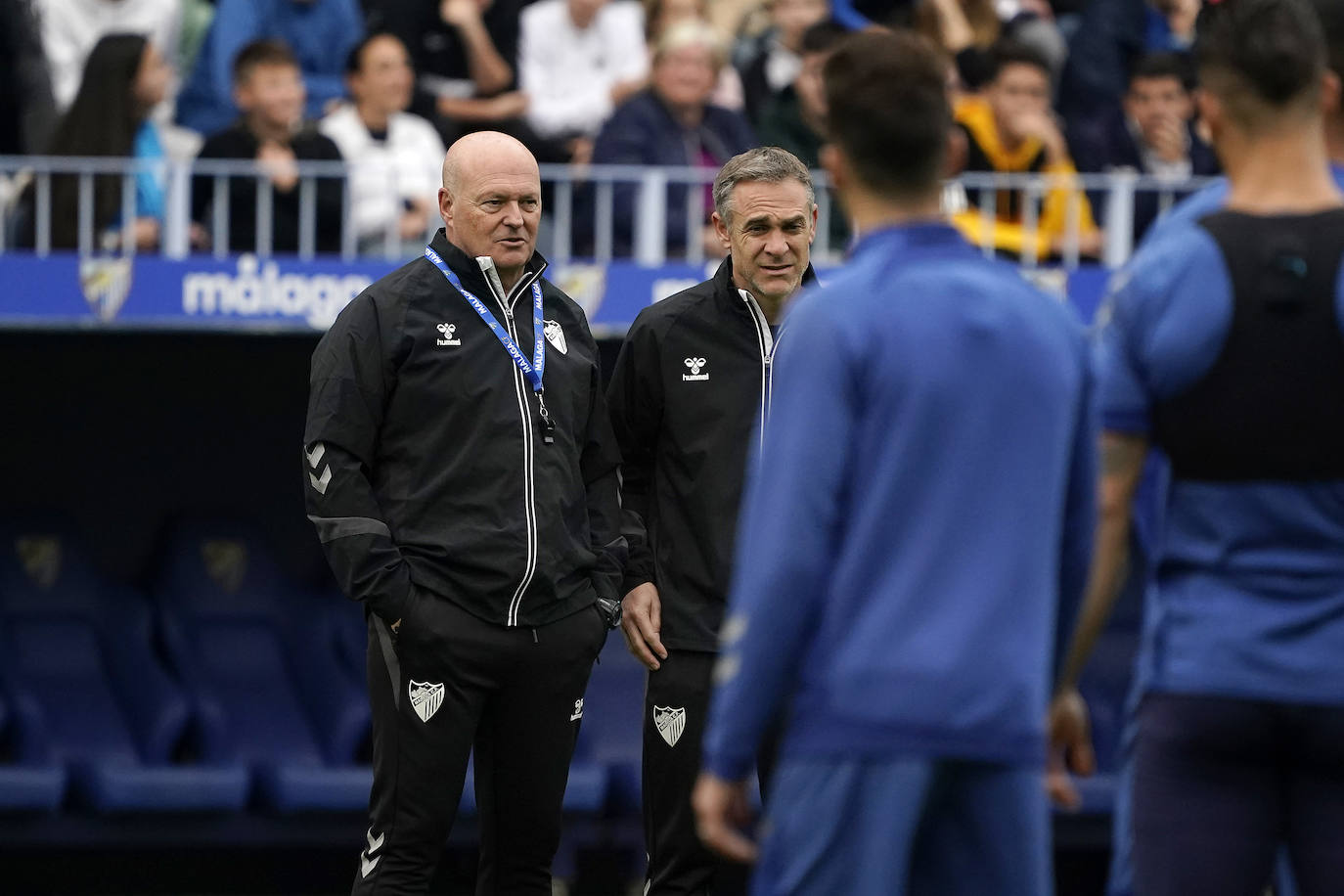 Miles de seguidores, entre ellos muchos niños, acuden en masa a La Rosaleda para ver una sesión de trabajo del equipo blanquiazul en la víspera del Día de Reyes. 