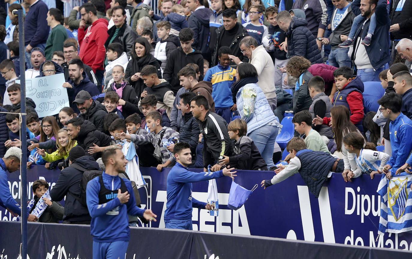 Miles de seguidores, entre ellos muchos niños, acuden en masa a La Rosaleda para ver una sesión de trabajo del equipo blanquiazul en la víspera del Día de Reyes. 