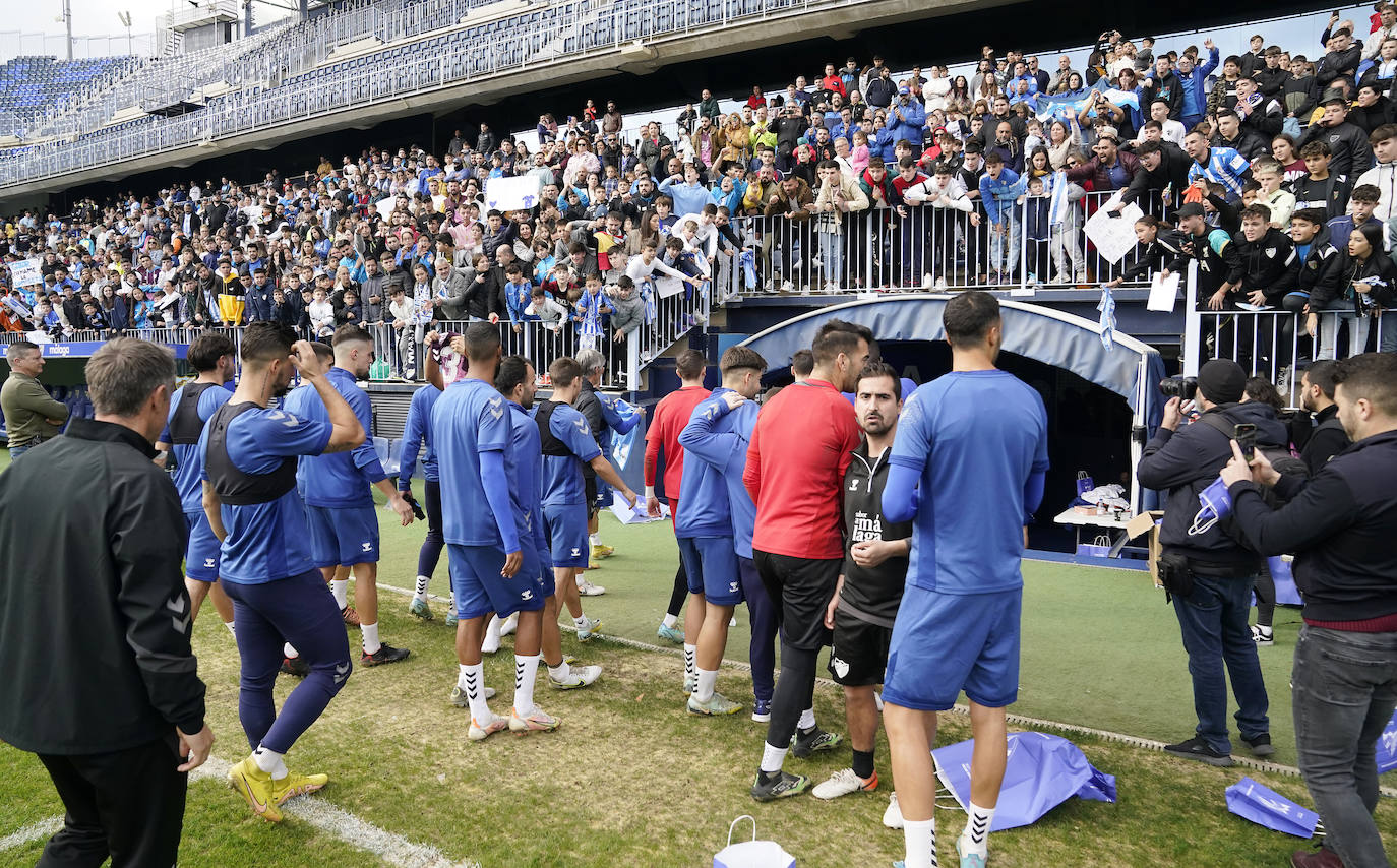 Miles de seguidores, entre ellos muchos niños, acuden en masa a La Rosaleda para ver una sesión de trabajo del equipo blanquiazul en la víspera del Día de Reyes. 