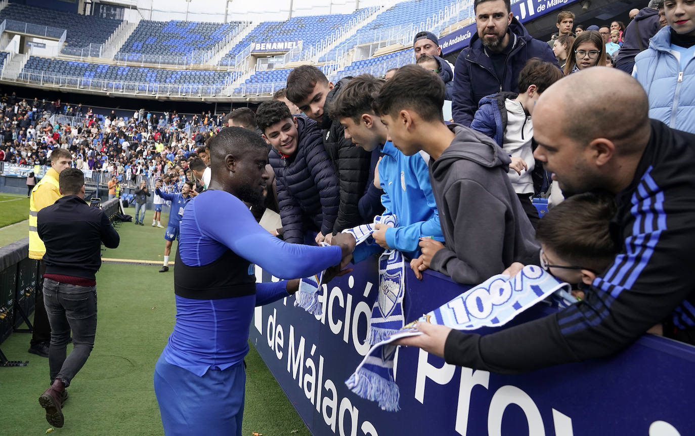 Miles de seguidores, entre ellos muchos niños, acuden en masa a La Rosaleda para ver una sesión de trabajo del equipo blanquiazul en la víspera del Día de Reyes. 