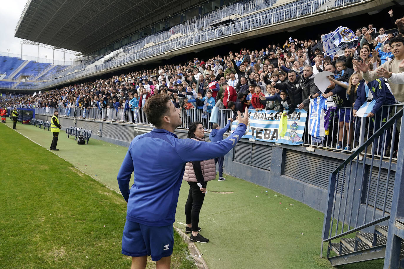 Miles de seguidores, entre ellos muchos niños, acuden en masa a La Rosaleda para ver una sesión de trabajo del equipo blanquiazul en la víspera del Día de Reyes. 