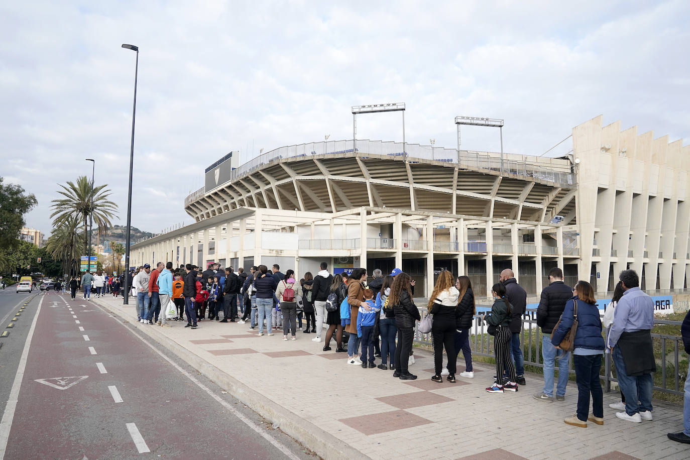 Miles de seguidores, entre ellos muchos niños, acuden en masa a La Rosaleda para ver una sesión de trabajo del equipo blanquiazul en la víspera del Día de Reyes. 