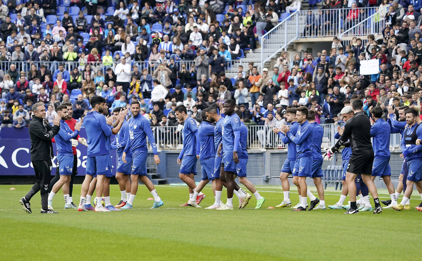 Miles de seguidores, entre ellos muchos niños, acuden en masa a La Rosaleda para ver una sesión de trabajo del equipo blanquiazul en la víspera del Día de Reyes. 