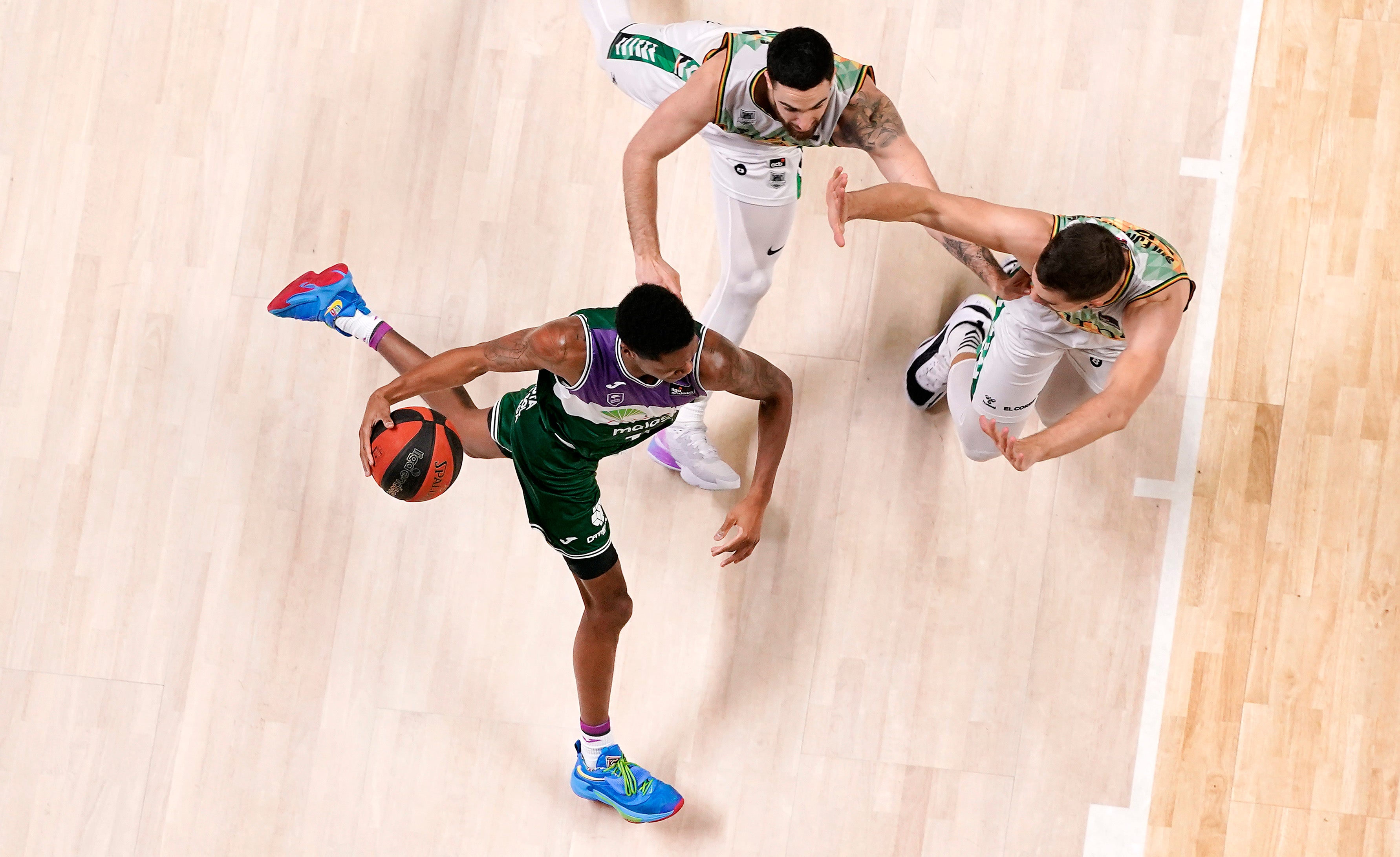 La defensa guía al Unicaja hacia la Copa