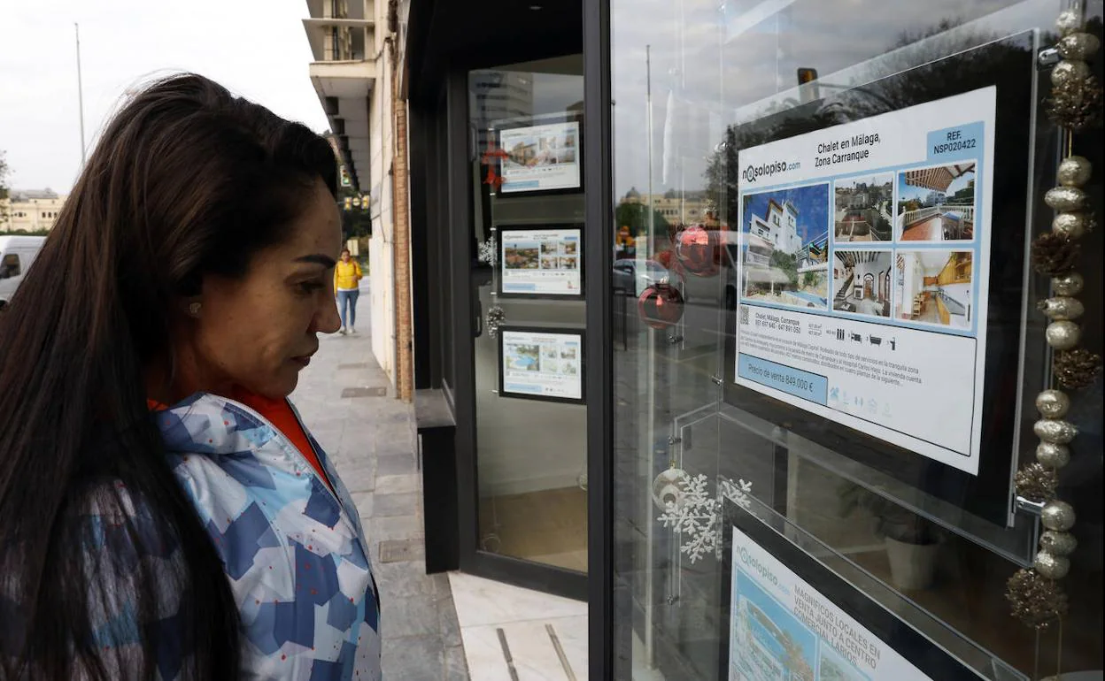 Una joven mira la oferta de una vivienda en la zona de Carranque. 