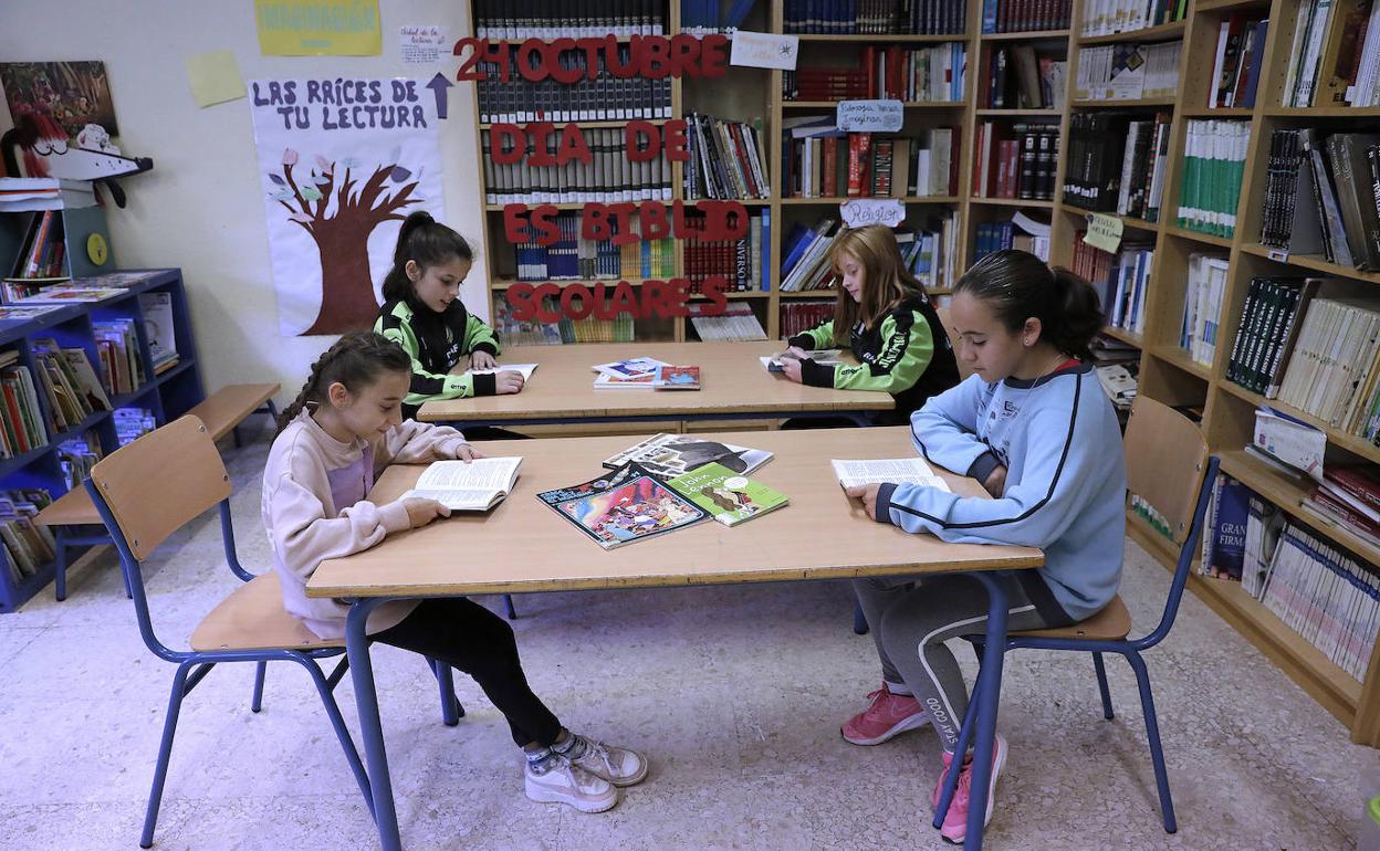 Daniela, Laura, Nerea y Clara, alumnas de sexto de Primaria del colegio Eduardo Ocón, en la biblioteca del centro. 