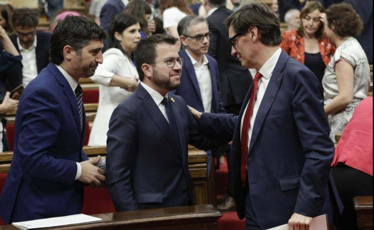 El presidente de la Generalitat, Pere Aragonès, su vicepresidente, Jordi Puigneró, y el lider de la oposición Salvador Illa 