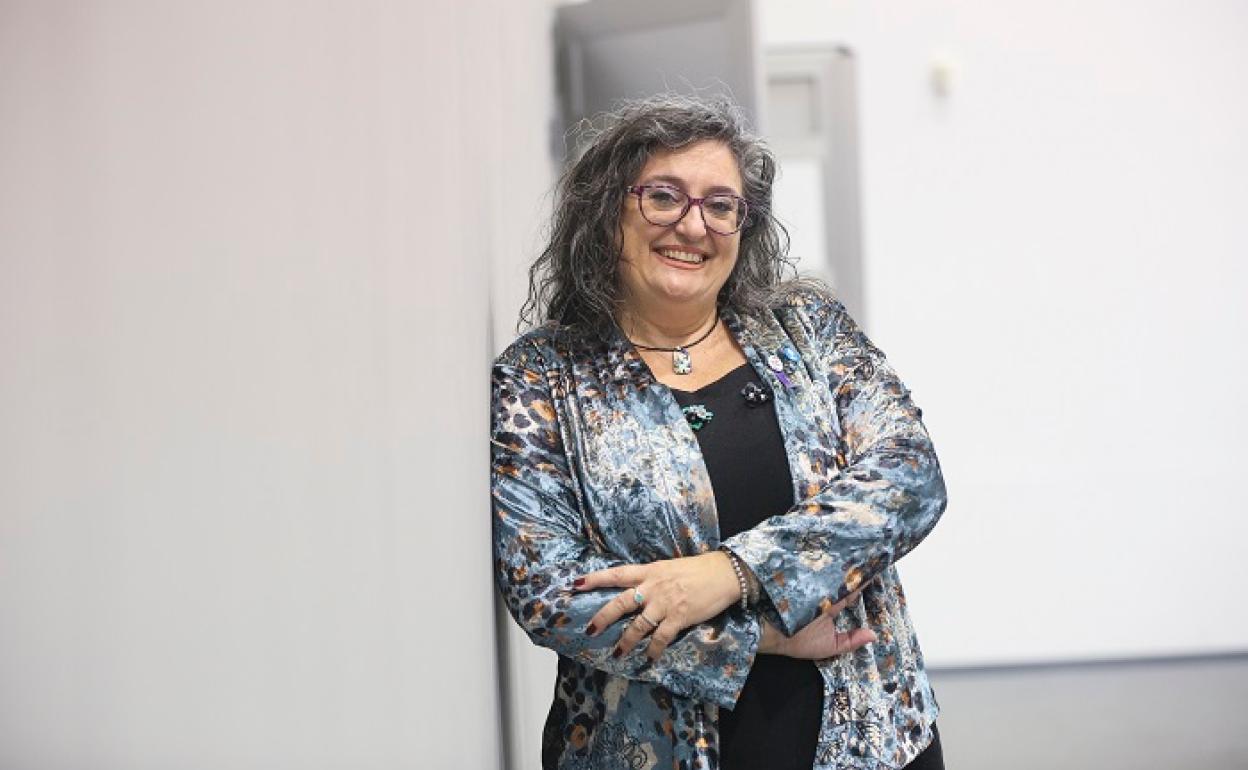 Karina Gibert posa para la entrevista de SUR, antes de dar una conferencia en La Térmica. 