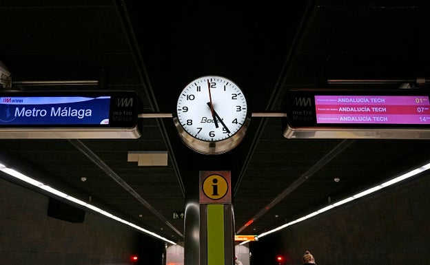 Una imagen del reloj que marca la hora en una estación del metro de Málaga. 