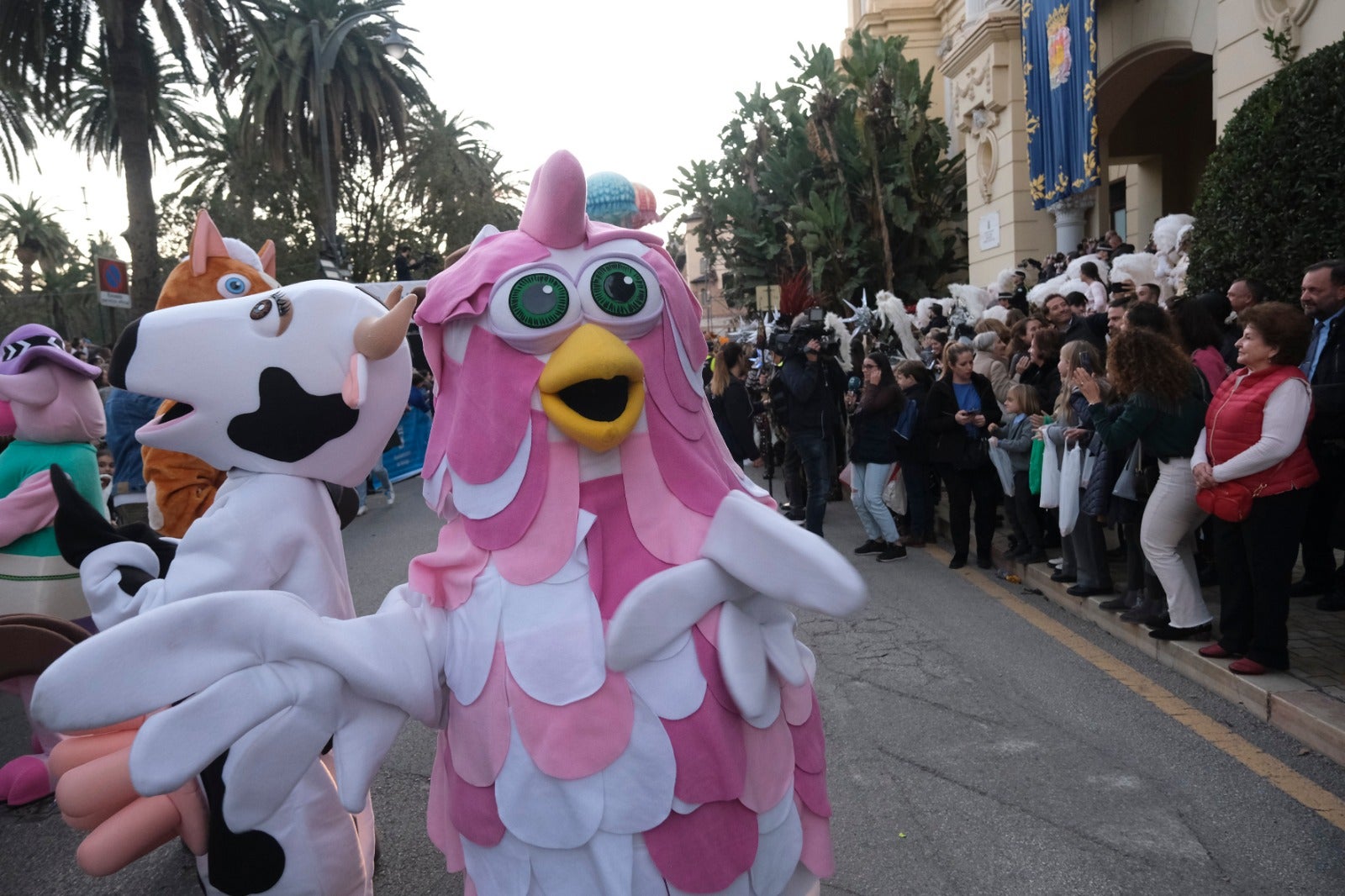 Melchor, Gaspar y Baltasar pasean por las calles de la capital en un recorrido de aniversario centenario en el que están acompañados por dieciséis carrozas y ocho pasacalles para repartir ilusión y 20.500 kilos de caramelos.