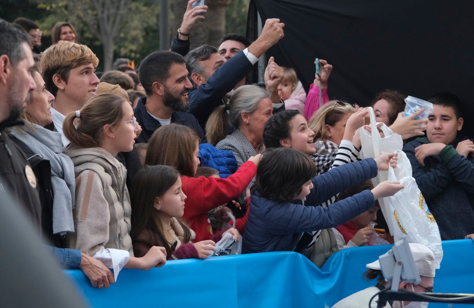 Melchor, Gaspar y Baltasar pasean por las calles de la capital en un recorrido de aniversario centenario en el que están acompañados por dieciséis carrozas y ocho pasacalles para repartir ilusión y 20.500 kilos de caramelos.