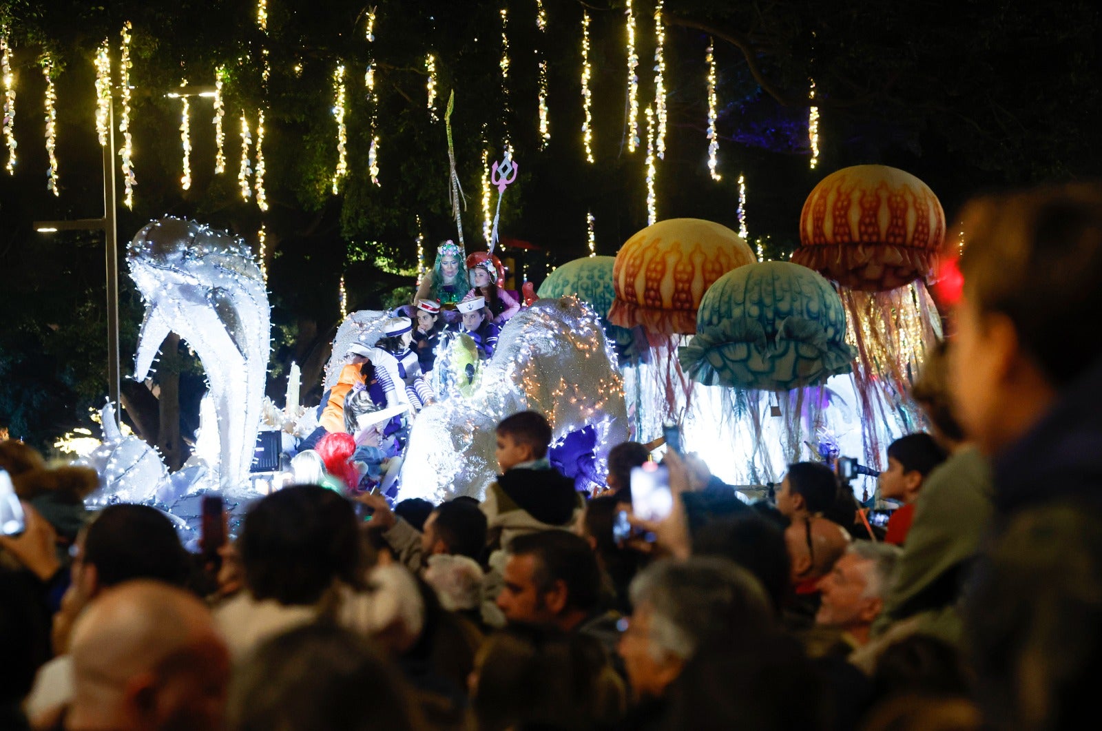 Melchor, Gaspar y Baltasar pasean por las calles de la capital en un recorrido de aniversario centenario en el que están acompañados por dieciséis carrozas y ocho pasacalles para repartir ilusión y 20.500 kilos de caramelos.