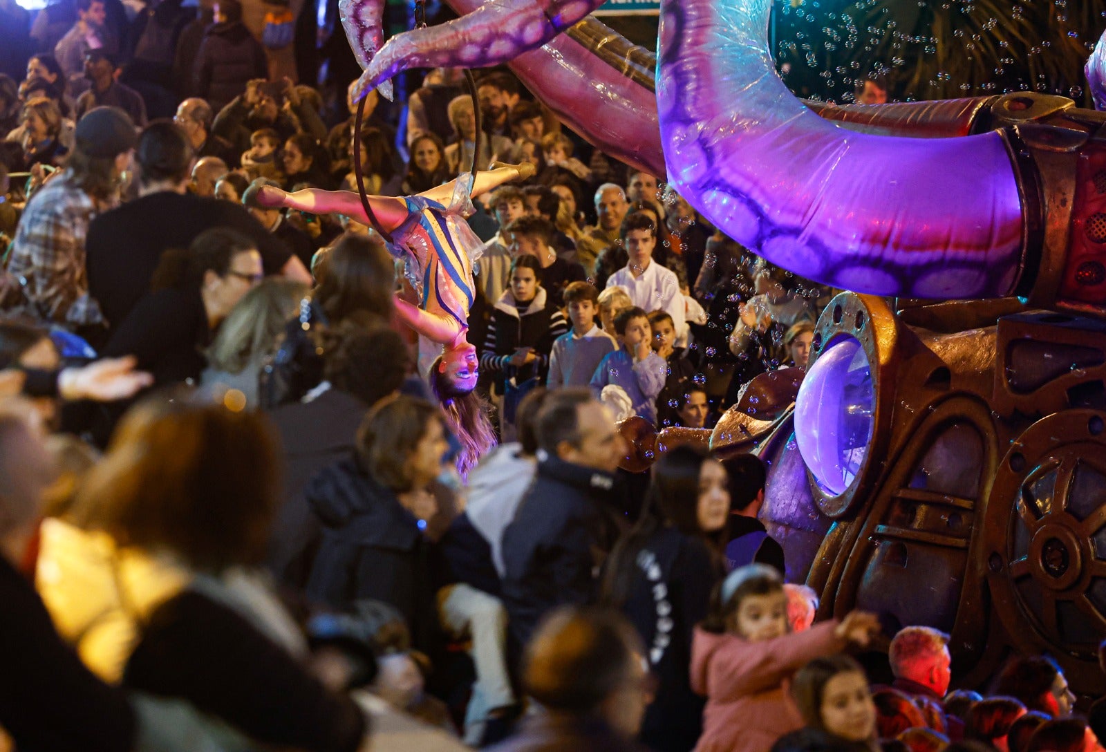 Melchor, Gaspar y Baltasar pasean por las calles de la capital en un recorrido de aniversario centenario en el que están acompañados por dieciséis carrozas y ocho pasacalles para repartir ilusión y 20.500 kilos de caramelos.