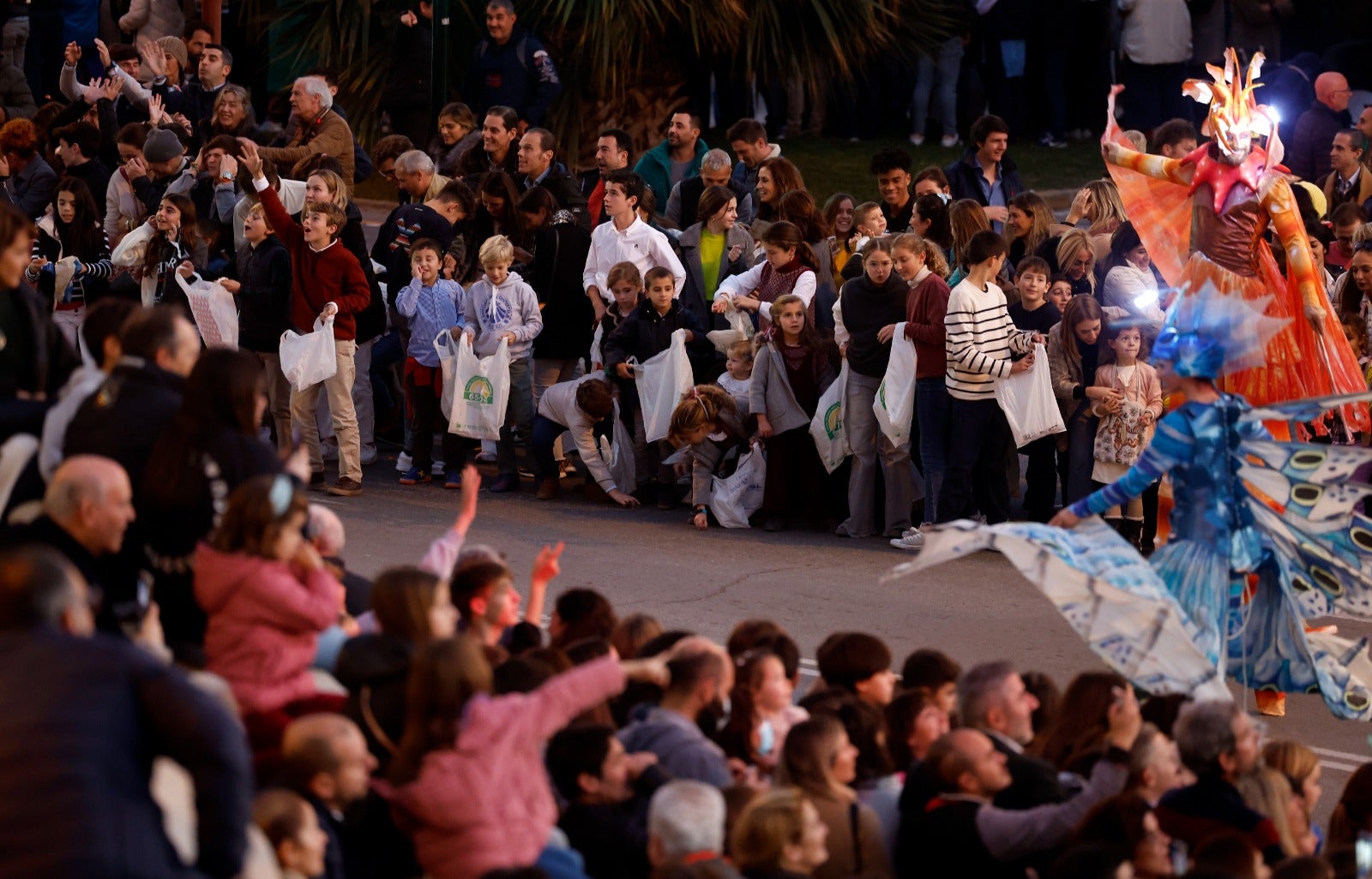 Melchor, Gaspar y Baltasar pasean por las calles de la capital en un recorrido de aniversario centenario en el que están acompañados por dieciséis carrozas y ocho pasacalles para repartir ilusión y 20.500 kilos de caramelos.