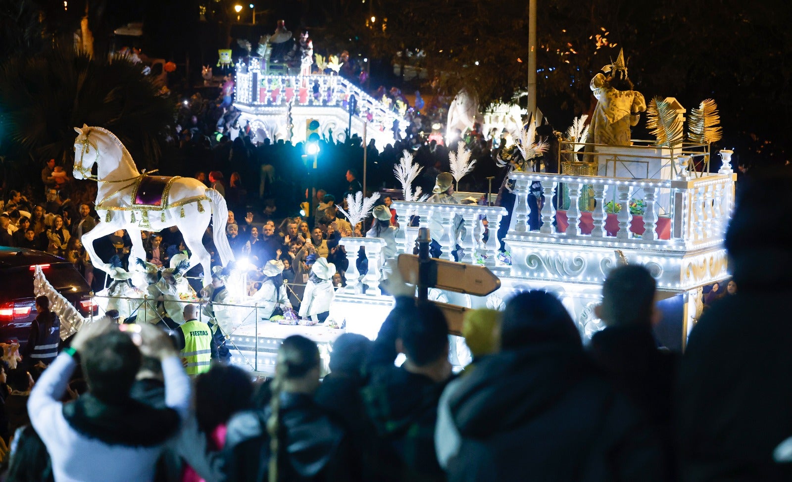 Melchor, Gaspar y Baltasar pasean por las calles de la capital en un recorrido de aniversario centenario en el que están acompañados por dieciséis carrozas y ocho pasacalles para repartir ilusión y 20.500 kilos de caramelos.