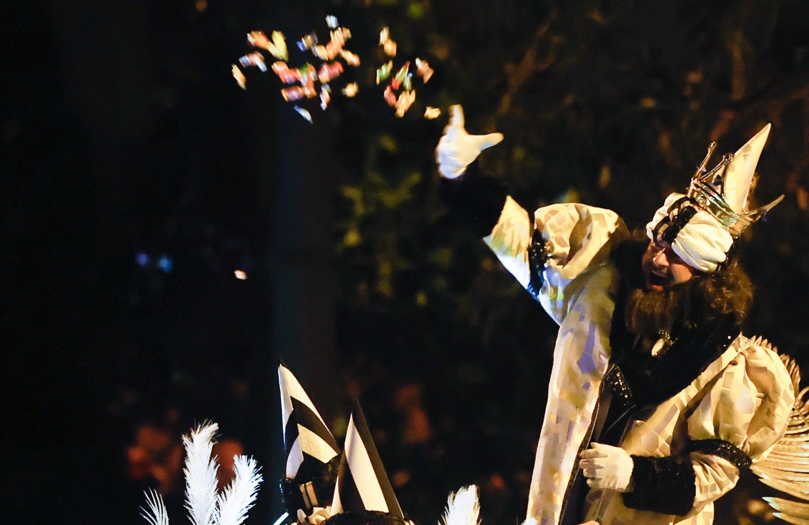 Melchor, Gaspar y Baltasar pasean por las calles de la capital en un recorrido de aniversario centenario en el que están acompañados por dieciséis carrozas y ocho pasacalles para repartir ilusión y 20.500 kilos de caramelos.