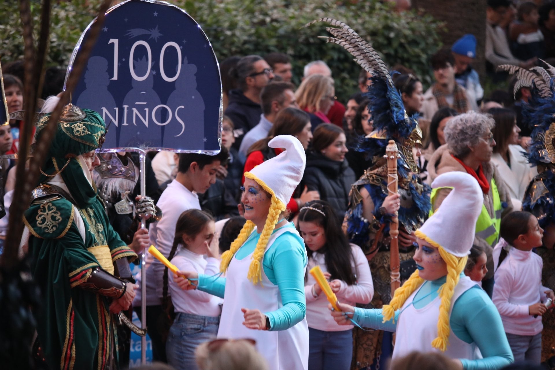 Melchor, Gaspar y Baltasar pasean por las calles de la capital en un recorrido de aniversario centenario en el que están acompañados por dieciséis carrozas y ocho pasacalles para repartir ilusión y 20.500 kilos de caramelos.