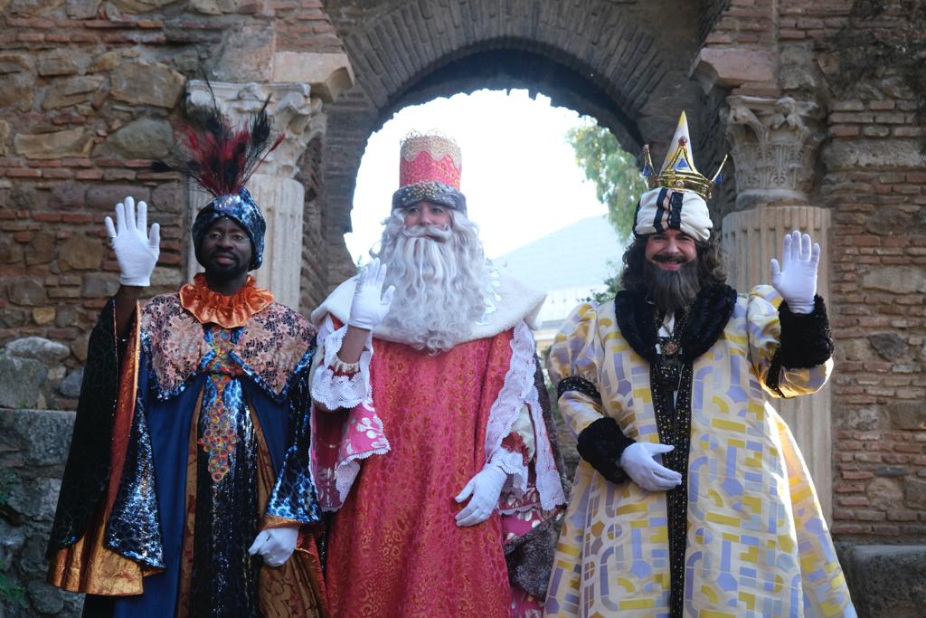 Melchor, Gaspar y Baltasar pasean por las calles de la capital en un recorrido de aniversario centenario en el que están acompañados por dieciséis carrozas y ocho pasacalles para repartir ilusión y 20.500 kilos de caramelos.