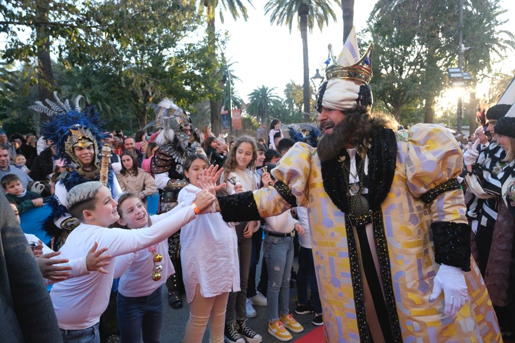 Melchor, Gaspar y Baltasar pasean por las calles de la capital en un recorrido de aniversario centenario en el que están acompañados por dieciséis carrozas y ocho pasacalles para repartir ilusión y 20.500 kilos de caramelos.