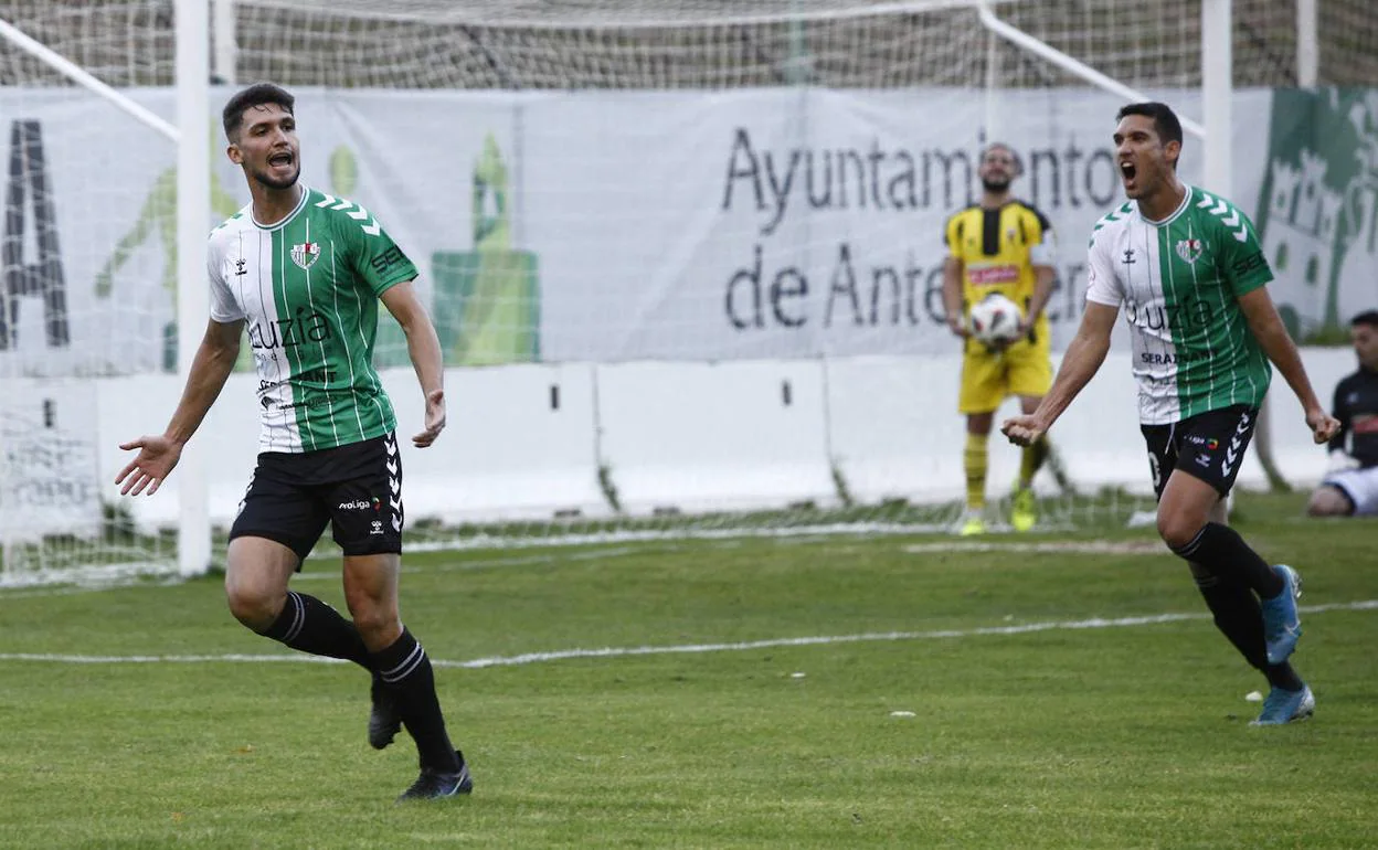 Humanes, del Antequera, celebra su gol ante el San Roque.