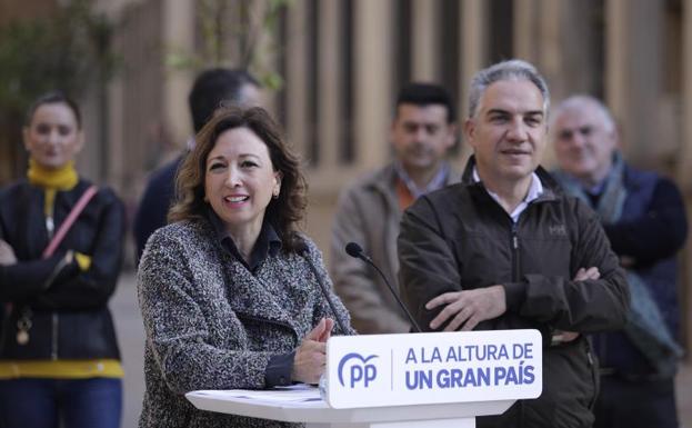 Patricia Navarro, junto a Elías Bendodo y miembros del Partido Popular de Málaga, en un acto reciente. 