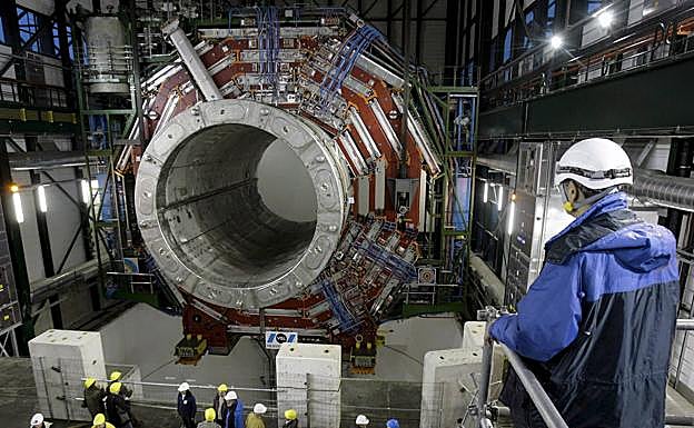 Proceso de colocación del imán gigante Compact Moun Solenoid (CMS) bajo tierra en el Gran Colisionador de Hadrones (Large Hadron Collider -LHC-), ubicado en el Laboratorio Europeo de Física de Partículas (CERN).