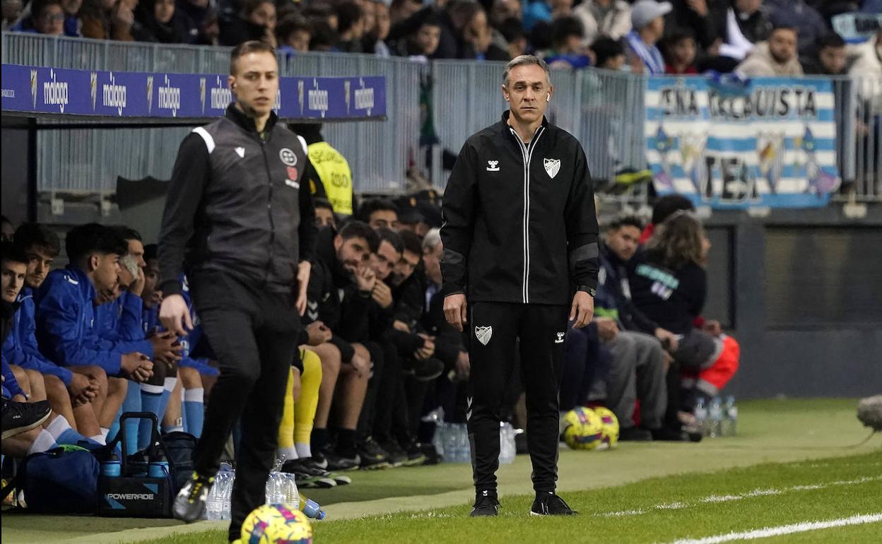 Nacho Pérez en el área técnico de La Rosaleda durante el Málaga-Tenerife.