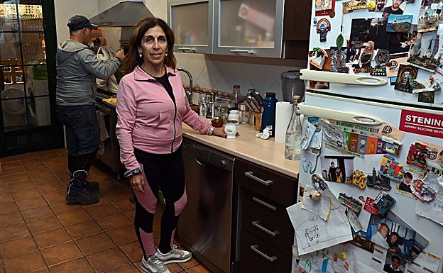 Viviana y su marido, en la vivienda que tendrán que abandonar el próximo mes. 