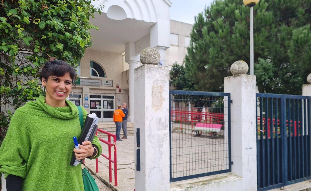 Teresa Rodríguez a las puertas del instituto de Puerto Real al que se ha reincorporado como profesora. E.P.