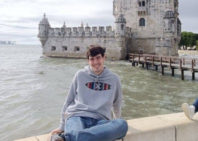 Imagen secundaria 1 - Lola Pons y Pablo Blanca, en Praga, y Andrés del Águila desde la Torre de Belém en Lisboa. 