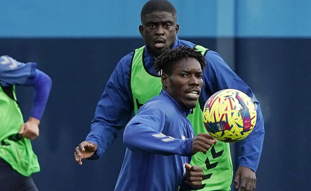 Lumor, en primer plano, junto a N'Diaye durante un entrenamiento del Málaga. 