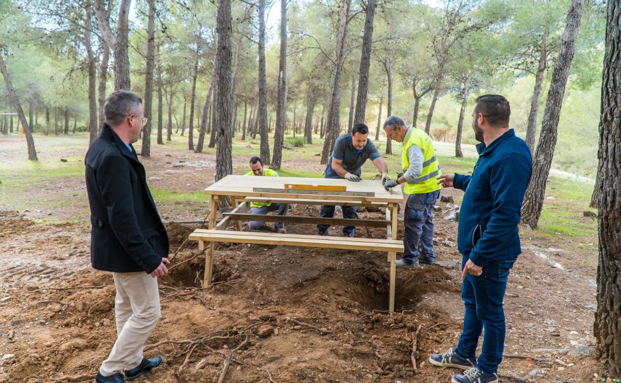 Trabajo de instalación del nuevo mobiliario en el área recreativa del Pinarillo de Nerja. 