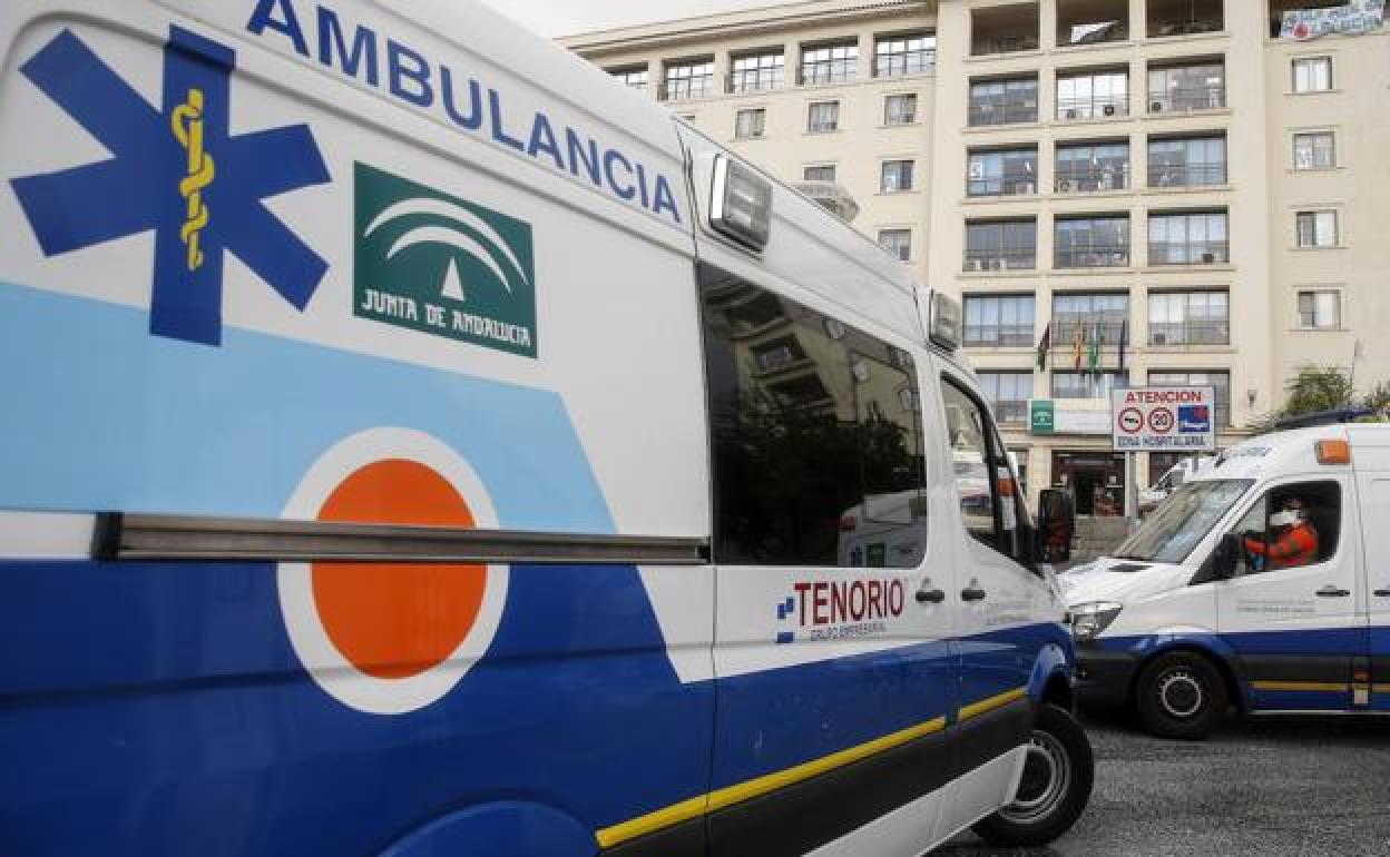 Dos ambulancias a las puertas del Hospital Regional de Málaga. 