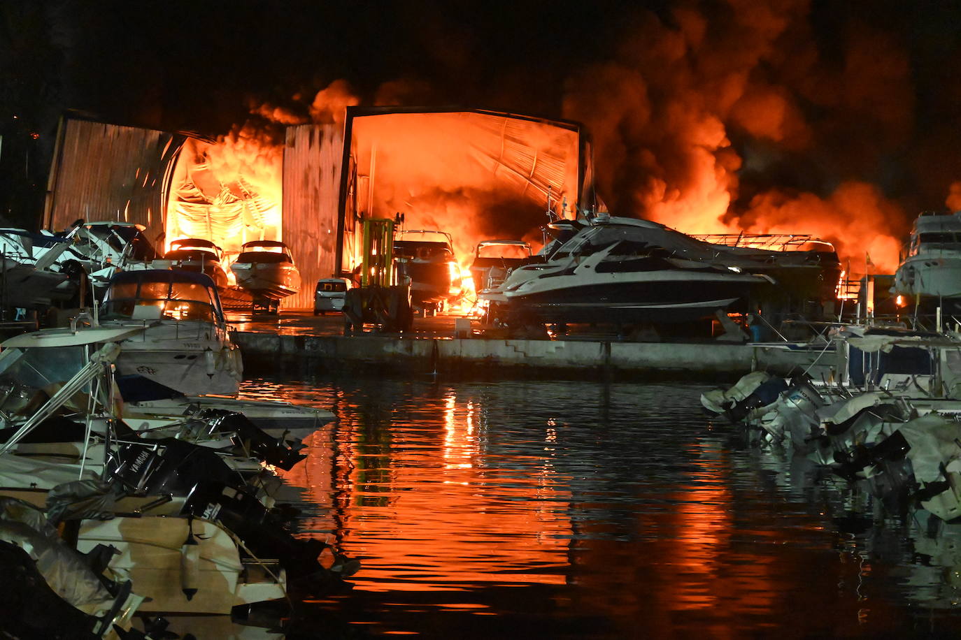 El fuego se originó en una nave de embarcaciones y creó una gran alarma