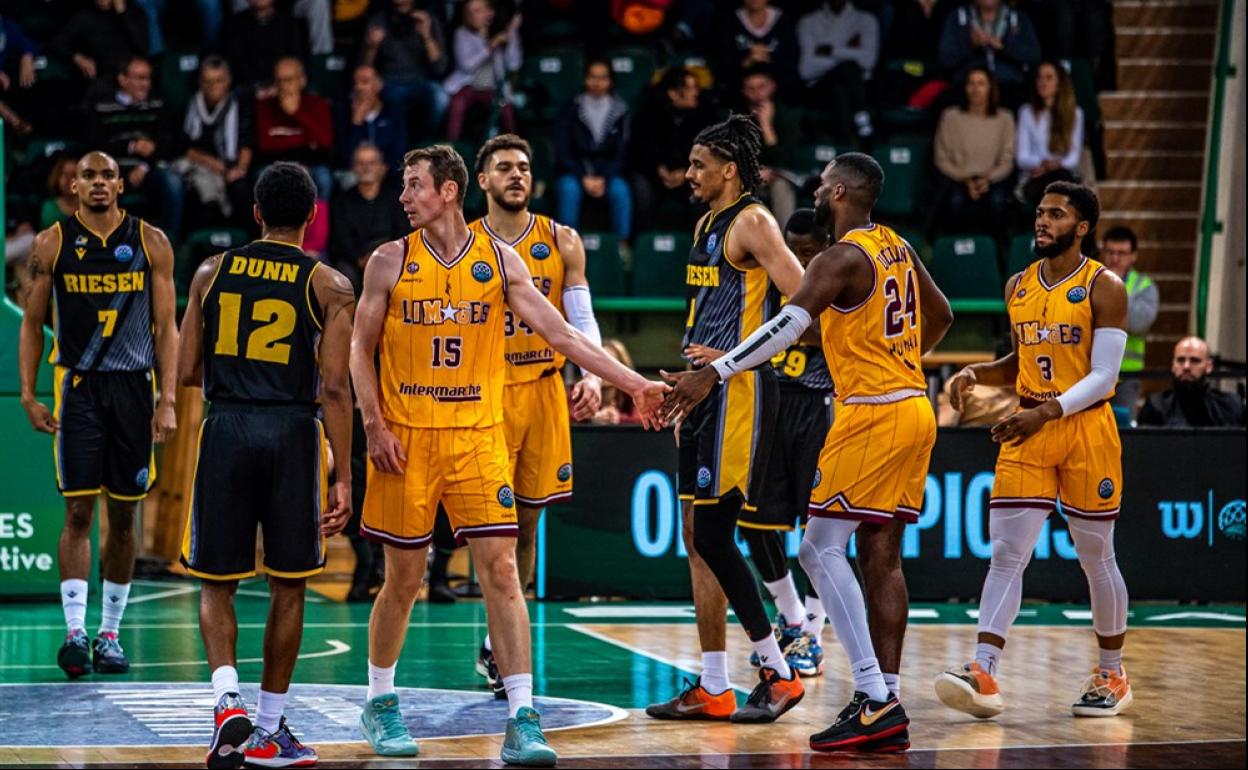 Los jugadoes del Limoges celebran la victoria. 