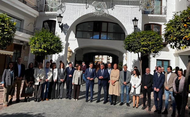 Imagen principal - Tres imágenes de la visita de Juanma Moreno , este miércoles a Nerja. 