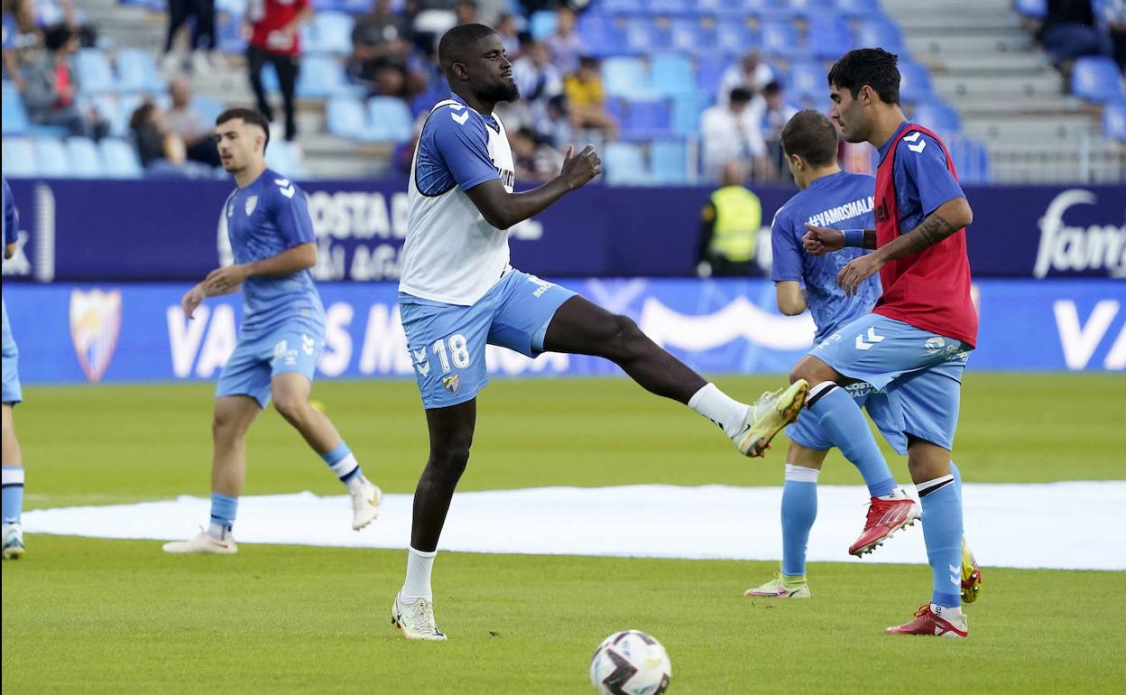 N'Diaye, durante un calentamiento con el Málaga esta temporada. 