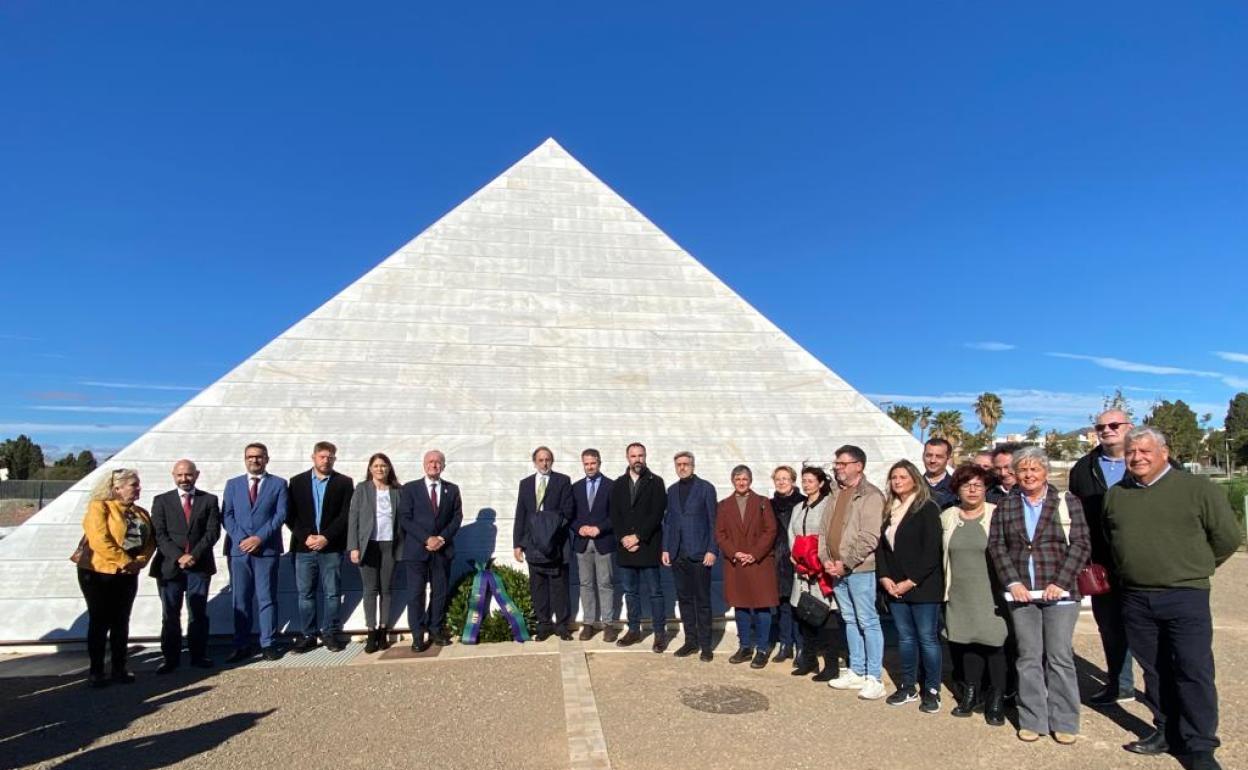 El alcalde de Málaga, Francisco de la Torre, y otros miembros de la Corporación y autoridades rinden homenaje a las víctimas de la Guerra Civil y el franquismo, en el antiguo cementerio de San Rafael. 
