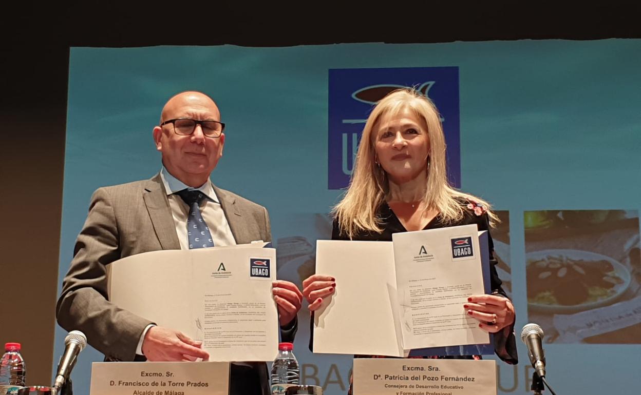 El consejero delegado de Ubago, Andrés Espinosa, y la consejera de Educación, Patricia del Pozo, durante la presentación del premio que rinde homenaje a Javier Imbroda. 