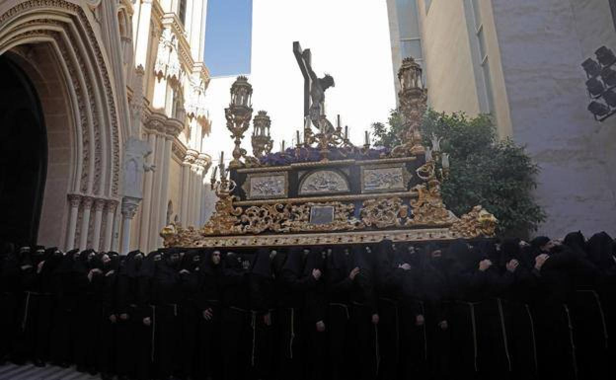 Salida del Cristo de la Clemencia desde la iglesia del Sagrado Corazón el pasado Sábado de Pasión. 