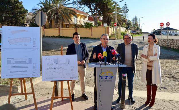 Acto de presentación del proyecto, este jueves junto al arroyo Granadillas de Rincón de la Victoria. 