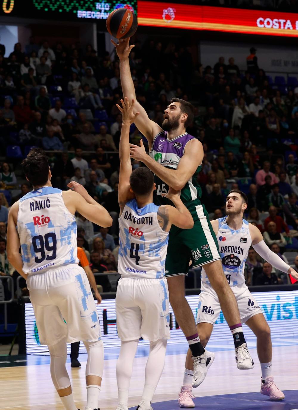 El Unicaja se exhibe ante el Río Breogán (100-66). 