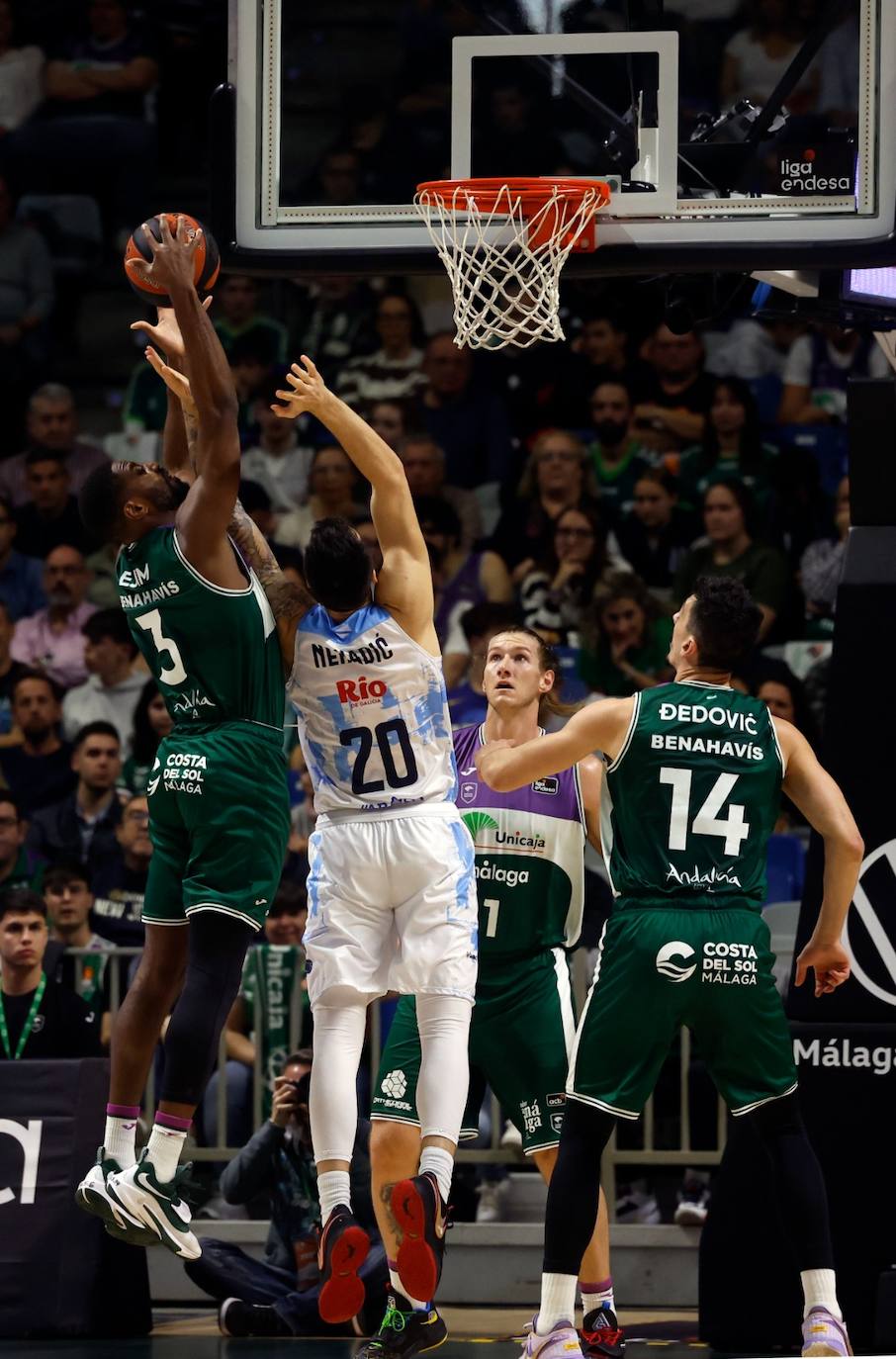 El Unicaja se exhibe ante el Río Breogán (100-66). 