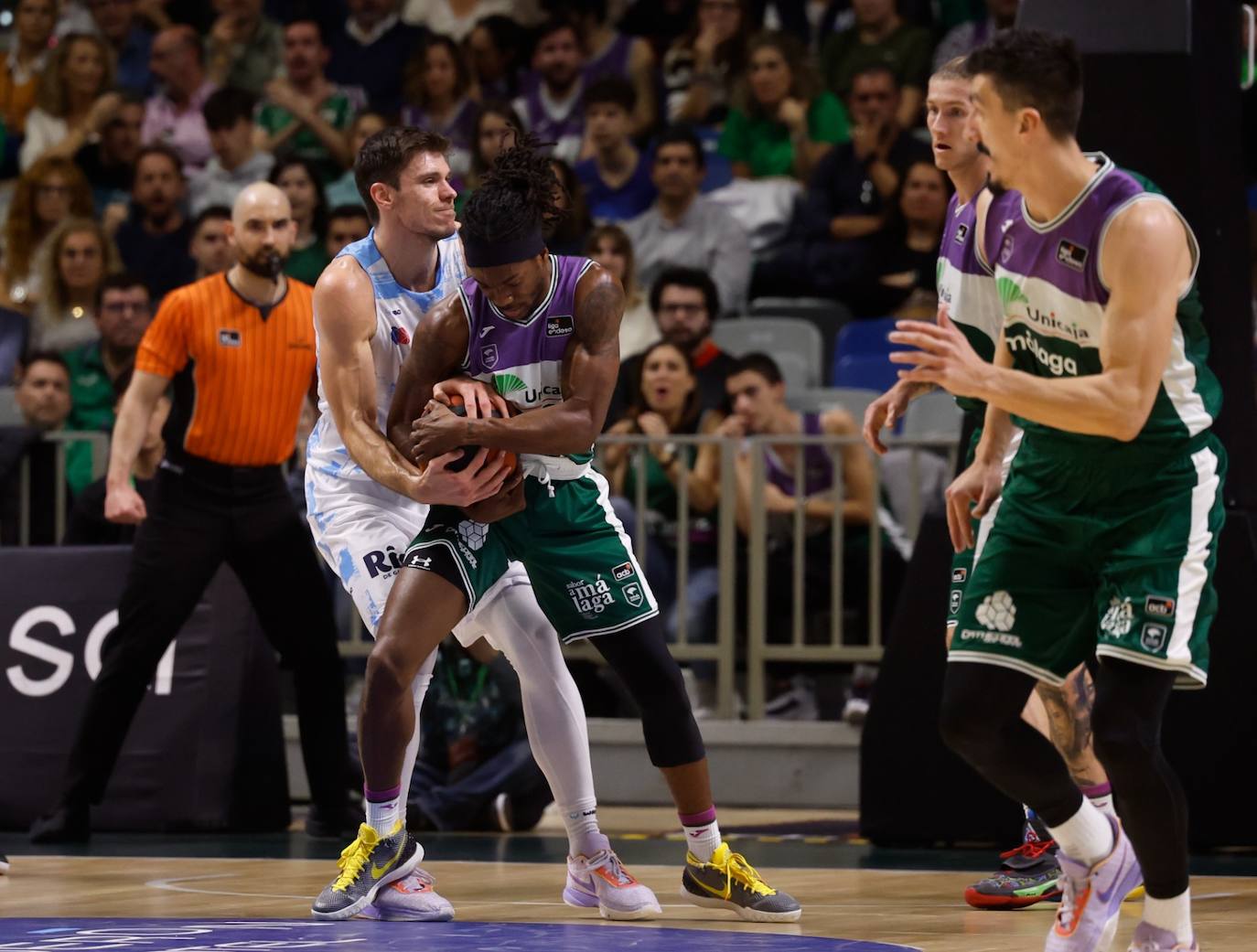 El Unicaja se exhibe ante el Río Breogán (100-66). 