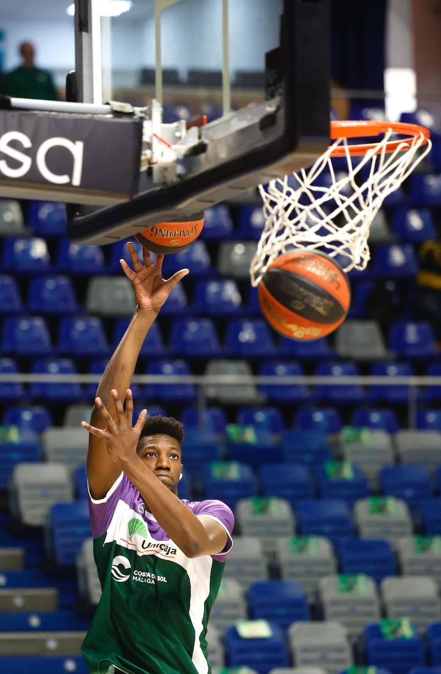 El Unicaja se exhibe ante el Río Breogán (100-66). 